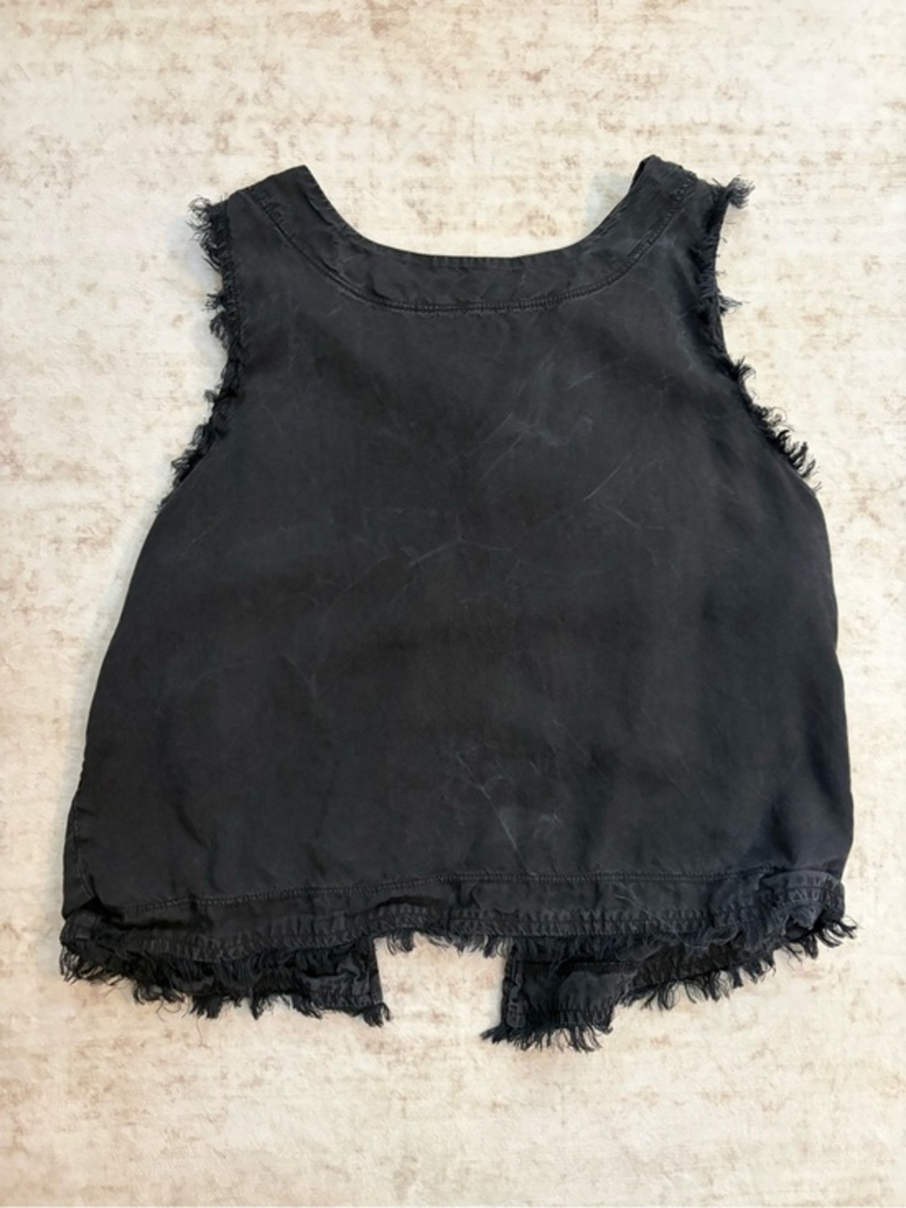 CLOTH & STONE m button-back crop tank top in marbled black with frayed hem